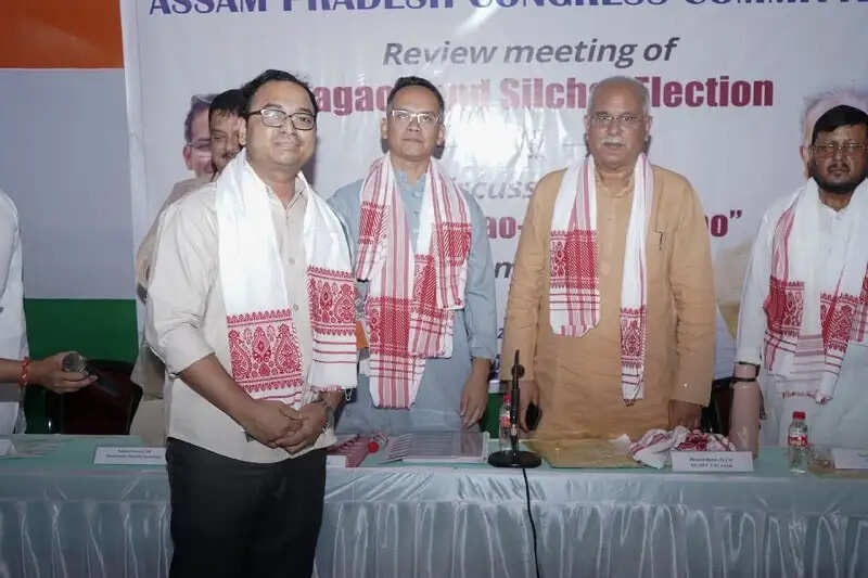 देवर्नव शर्मा कांग्रेस में शामिल, भूपेश बघेल और गौरव गोगोई रहे मौजूद