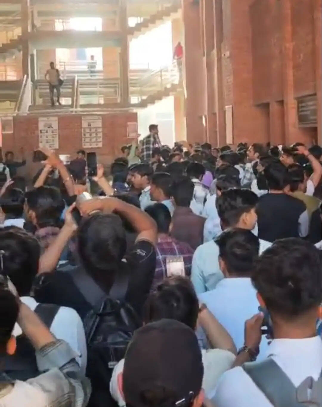 कैंपस निर्माण में हादसे से छात्र की मौत, विरोध में कॉलेज में तोड़फोड़