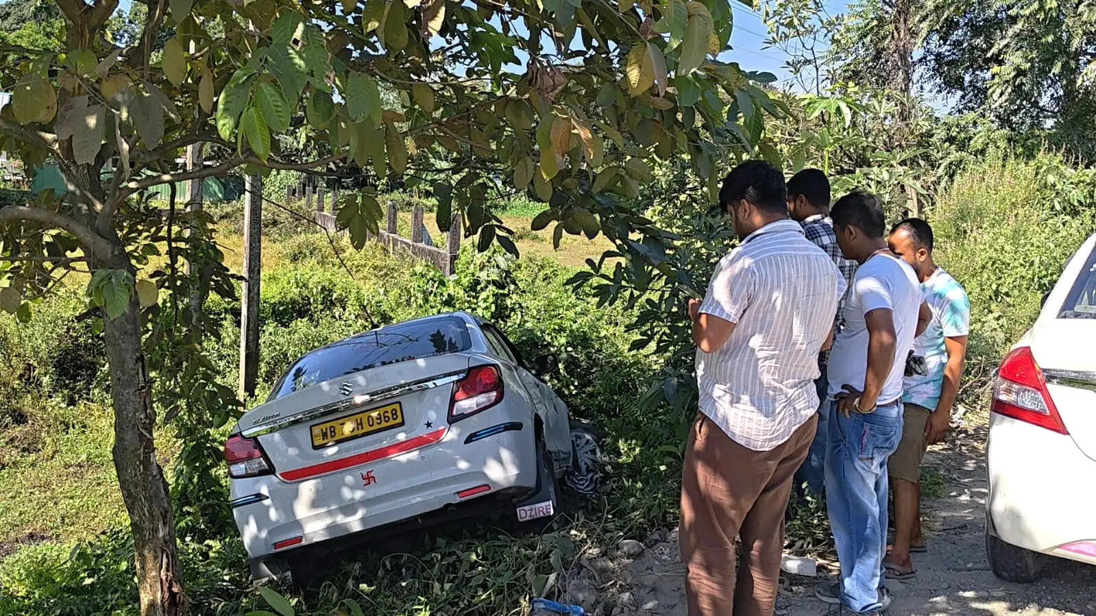 ट्रक की टक्कर से यात्री वाहन नाले में गिरा, बाल-बाल बचा चालक