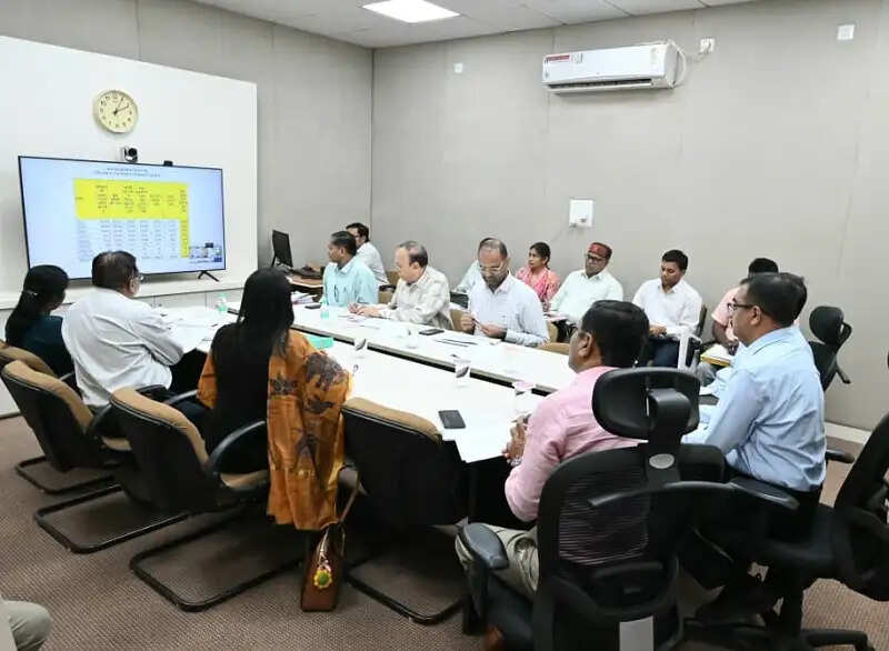 इंदौरः अपर मुख्य सचिव अनुपम राजन ने लिया पेयजल और गेंहू उपार्जन व्यवस्थाओं का जायजा