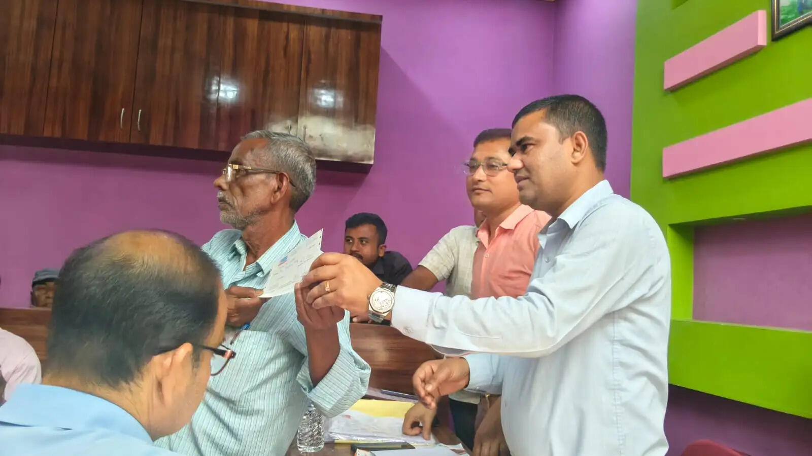 फकीराग्राम में वरिष्ठ नागरिकों को आर्थिक सहायता के चेक वितरित