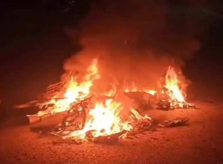 हरिद्वार में दर्दनाक सड़क हादसा : बाइक में लगी आग, दो युवकों की मौके पर मौत