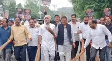 जबलपुर में बदहाल सड़कों को लेकर कांग्रेस का प्रदर्शन, सड़क पर झाड़ू लगाकर जताया विरोध