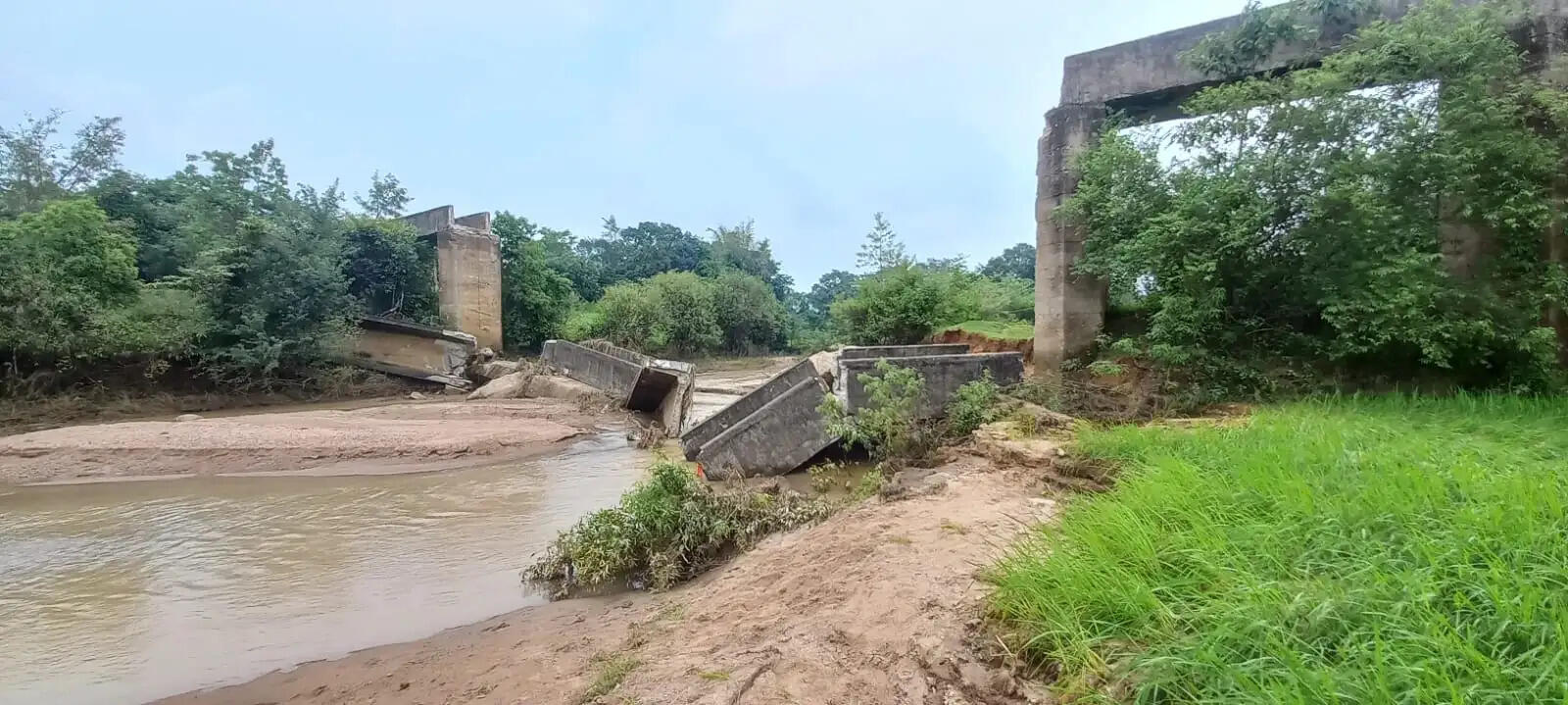 अम्बिकापुर : डोमनी नाले पर बना एक्वाडक्ट गिरा, किसानों के खेतों तक पानी पहुँचने से पहले ही निर्माण धराशायी