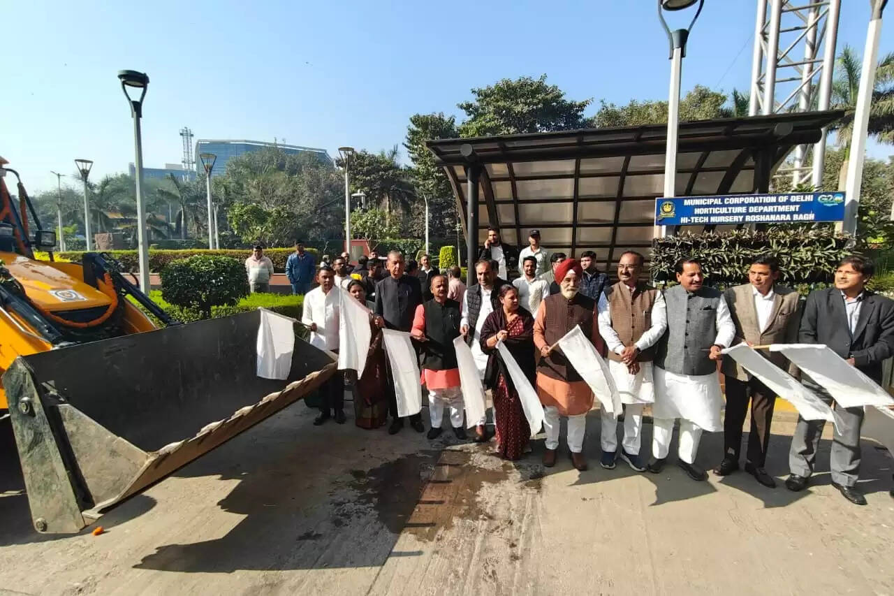 महापौर ने स्वच्छता सेवाओं को मजबूत करने के लिए 17 बैकहो लोडर और 2 सुपर सकर मशीनों को हरी झंडी दिखाकर किया रवाना