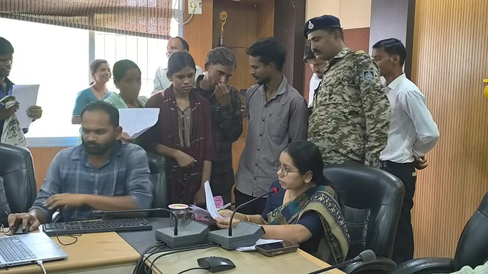 अनूपपुर: सरकारी पट्टे की जमीन पर बना था पीएम आवास,पटवारी पर सीमांकन में छेड़छाड़, रोते हुए महिला ने बया किया दर्द