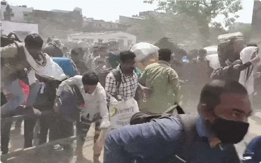 गुजरात के उधना रेलवे स्टेशन पर यात्रियों की भारी भीड़ से हालात हुए बेकाबू, पुलिस को करना पड़ा बल प्रयोग