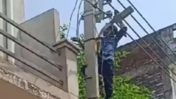 बिजली चोरी के दो मामले पकड कर लगाया साढे चार लाख रूपये का जुर्माना