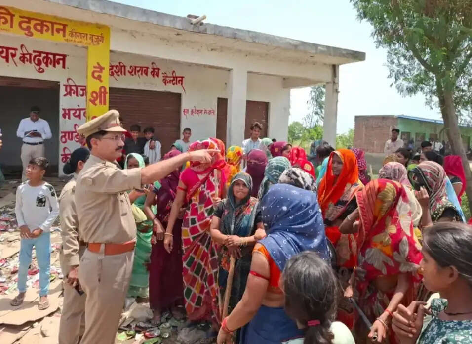 शराब ठेके पर महिलाओं का हंगामा, देशी व बीयर ठेके में की तोड़फोड़