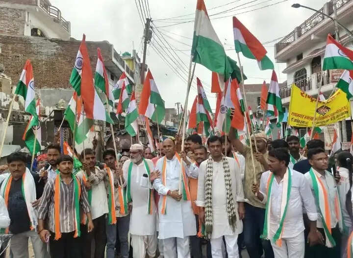 बाराबंकी में भव्यता के साथ निकली तिरंगा यात्रा, देश भक्ति के गीतों से गूंजता रहा रामनगर