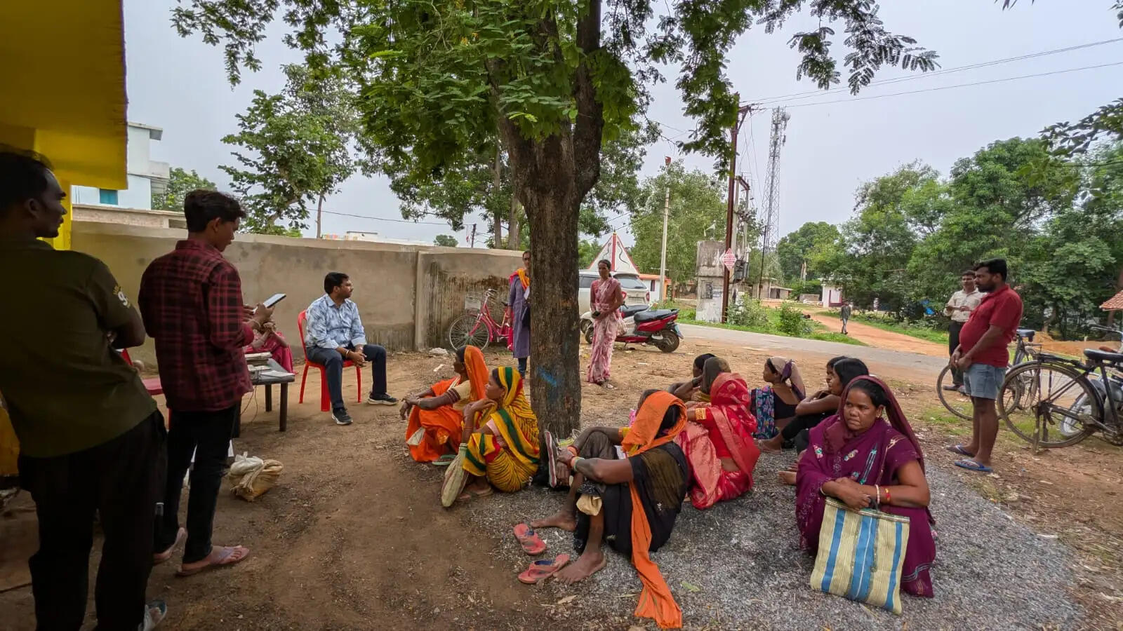 सूरजपुर : प्रधानमंत्री आवास योजना में तेजी लाने गांव-गांव लग रही 'आवास चौपाल'