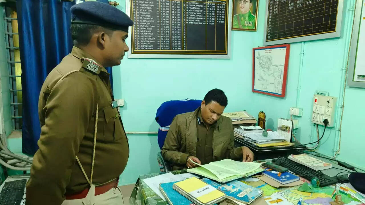 एसएसपी ने किया रिविलगंज थाने का औचक निरीक्षण संतरी सिपाही को दिया नगद पुरस्कार