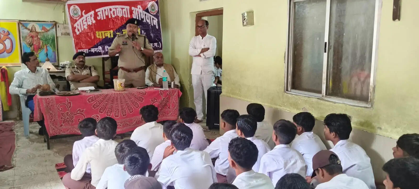 धमतरी पुलिस ने विद्यार्थियों को साइबर सुरक्षा, नशा मुक्ति और यातायात नियमों के प्रति किया जागरूक