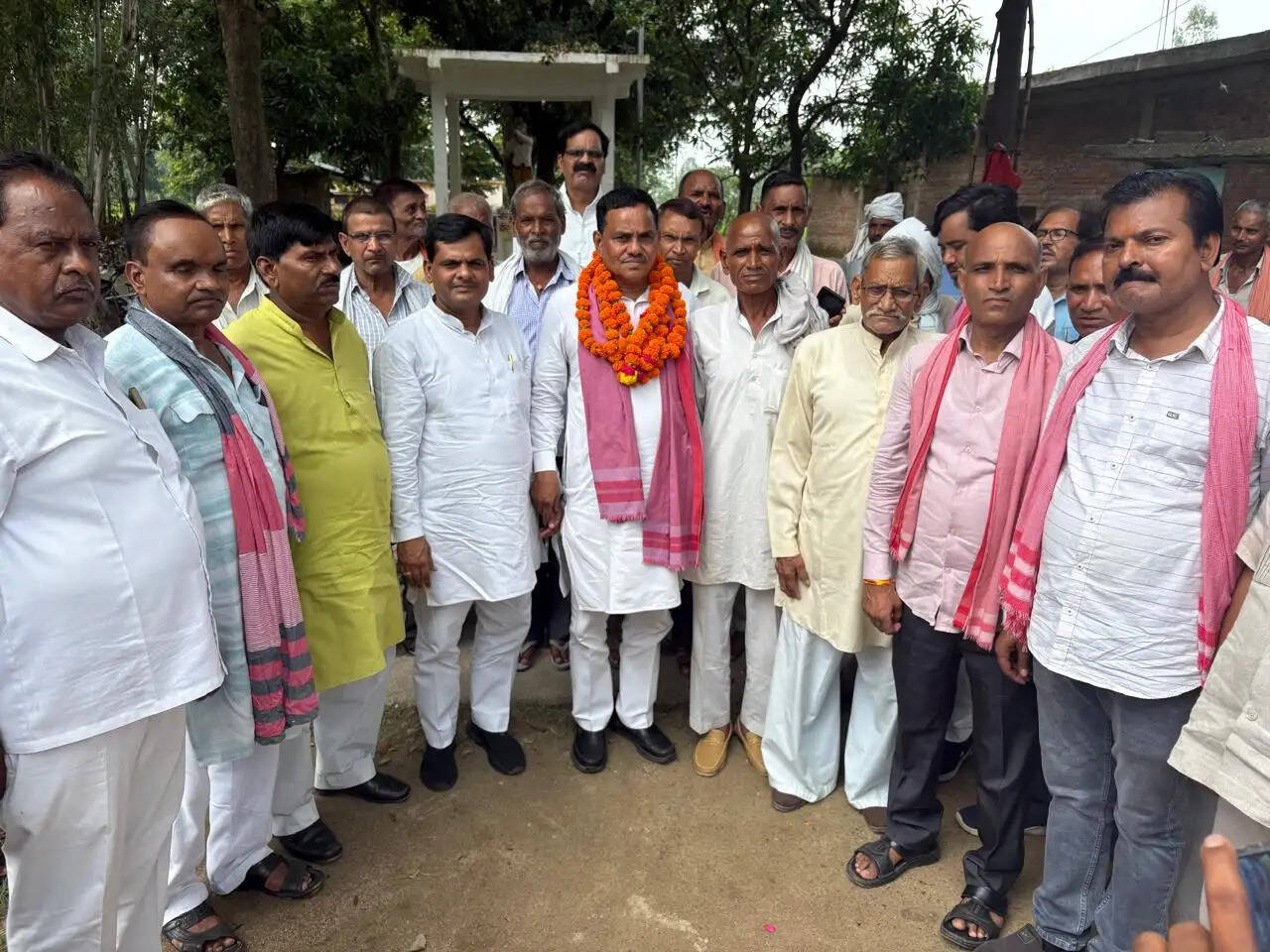 औरैया में सपा राष्ट्रीय महासचिव ने गांवों में कार्यकर्ताओं से किया संवाद, सुनी समस्याएं
