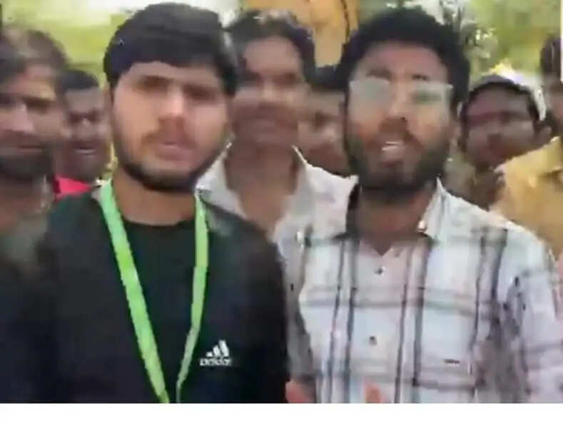 अधिकारियों के वादे को छलावा मान रहे हैं श्रमिक, कम वेतन और उत्पीड़न बना उग्र प्रदर्शन का कारण