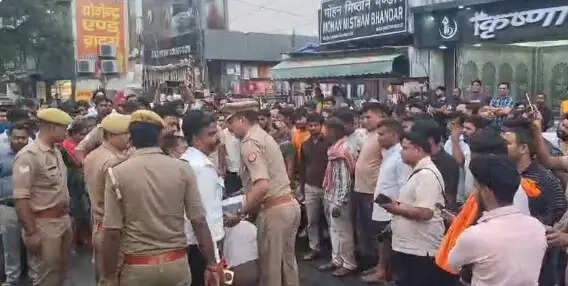 कृष्णा नगर चौराहे पर बस की टक्कर से बाइक सवार महिला की मौत