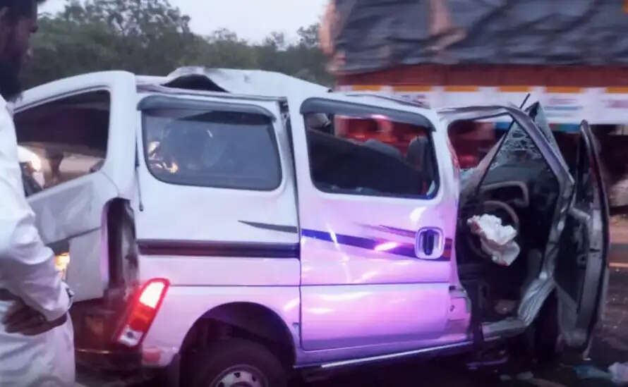 तिरुप्पुर में सड़क हादसा : गैस टैंकर और ट्रकों के बीच फंसी कार, तीन लोगों की मौत, पांच घायल
