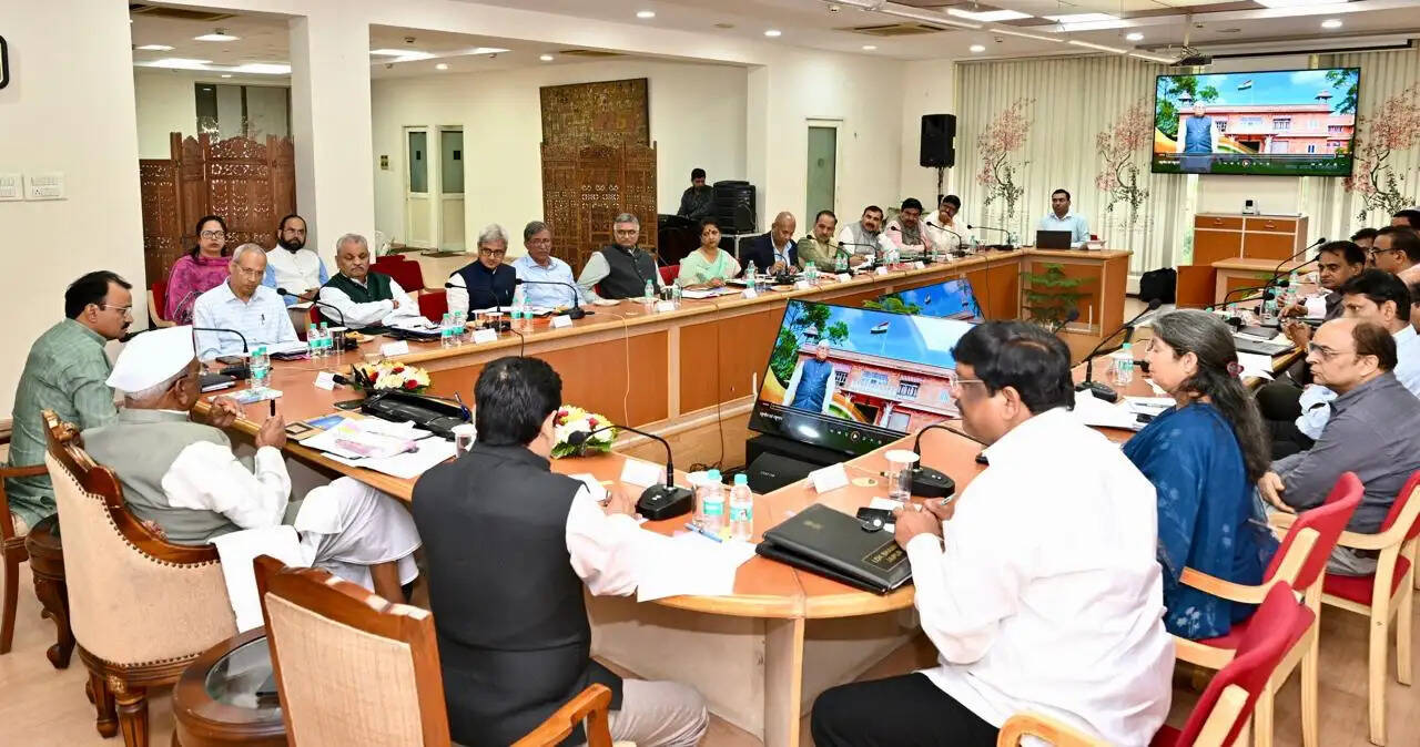 राज्यपाल ने ली विश्वविद्यालयों की विशेष समीक्षा बैठक