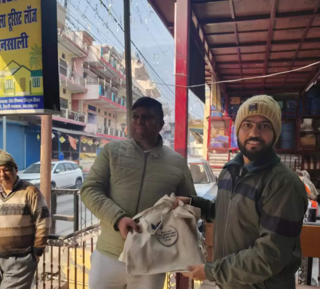 पर्यावरण संरक्षण के लिए किया जागरूक, घनसाली में कपड़े के बैग बांटे