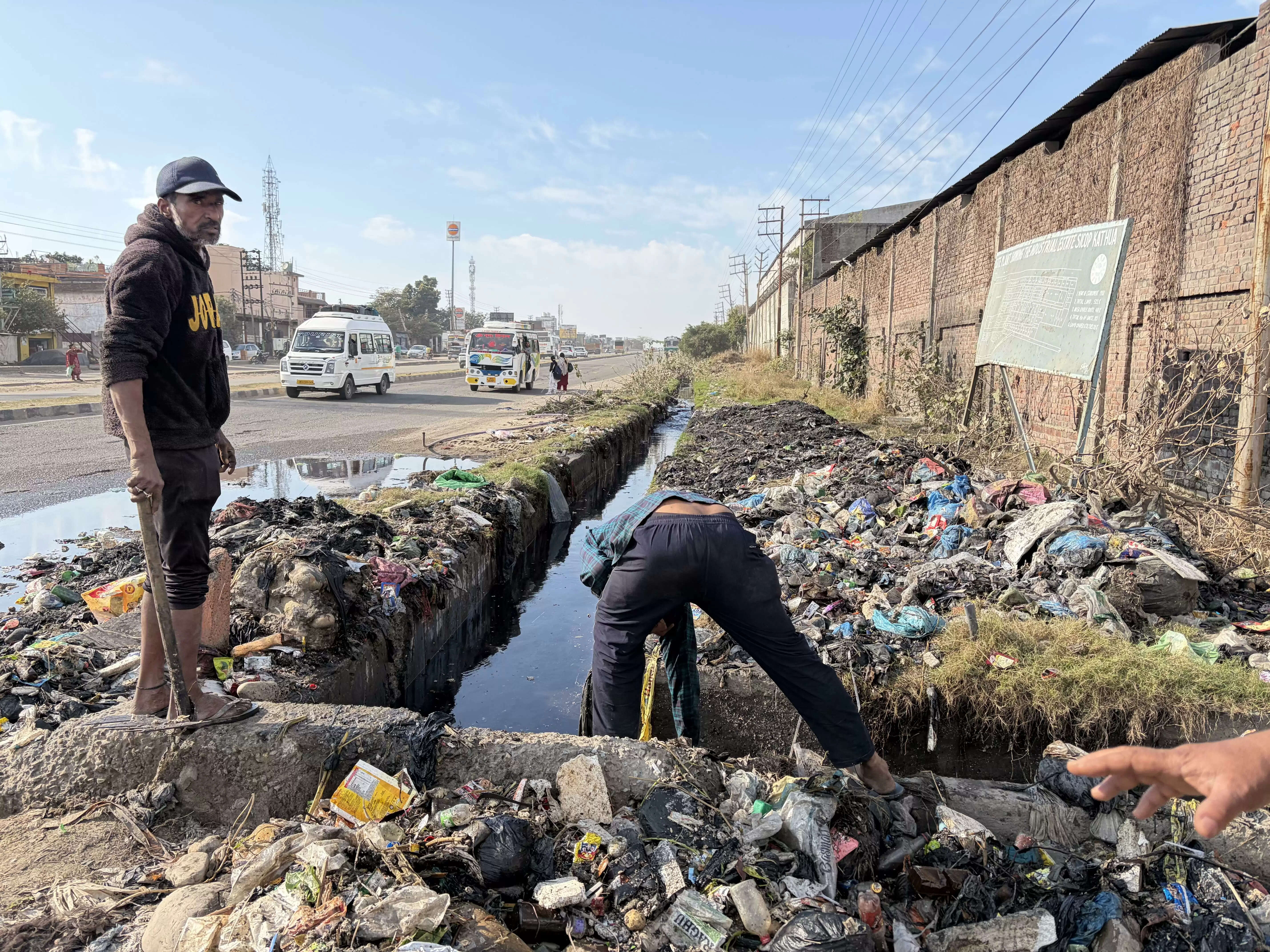 राष्ट्रीय राजमार्ग किनारे जाम नाला बना समस्या, सीटीएम प्रबंधन बना स्वच्छता की मिसाल