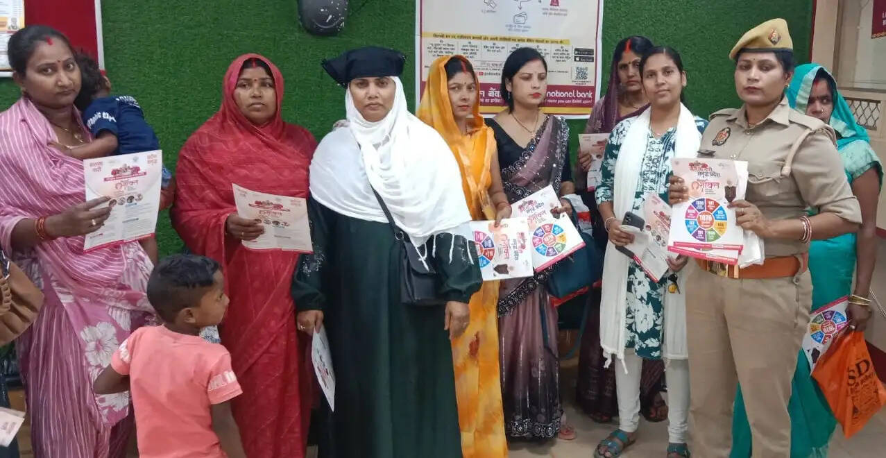 देवरिया में मिशन शक्ति के तहत महिलाओं को किया जागरूक, बतायी सभी योजनाएं