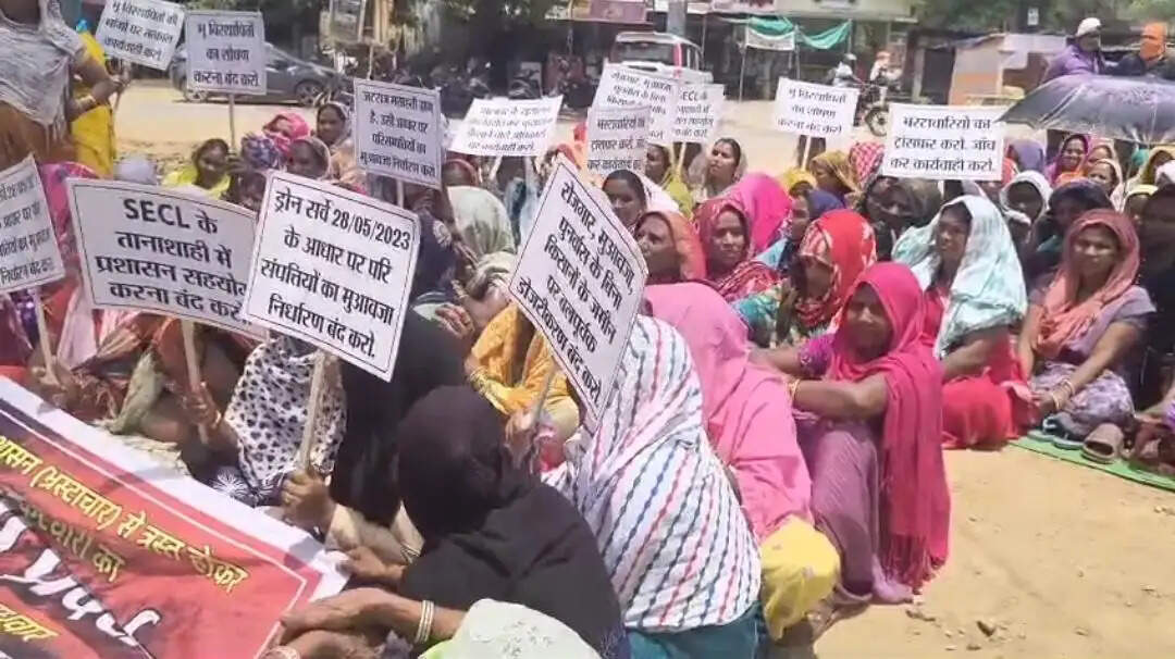 कोरबा: एसडीएम ऑफिस का भूविस्थापितों ने किया घेराव, रिश्वत न देने पर फाइलें लटकाने का आरोप