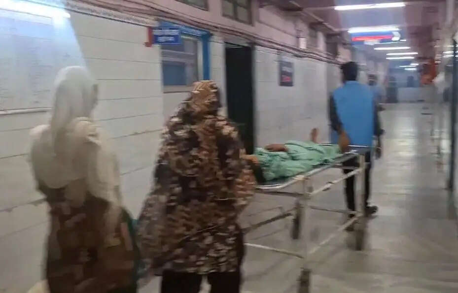 भाभी से विवाद के बीच देवरानी और युवक पर चाकू से हमला, दो घायल