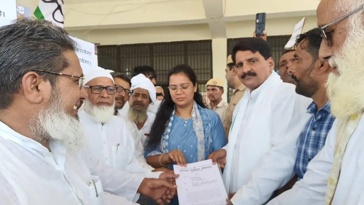 डीजल-पेट्रोल की बढ़ती कीमतों के खिलाफ इनेलो ने किया प्रदर्शन