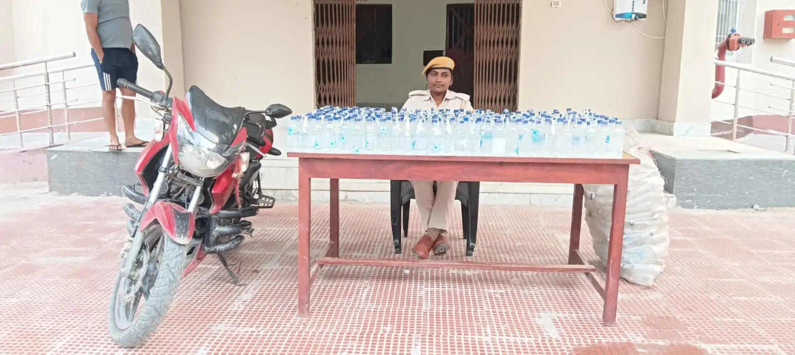 रानीपट्टी नहर किनारे से 482 बोतल नेपाली शराब के साथ बाइक जब्त , तस्कर फरार। बलुआ बाजार ।