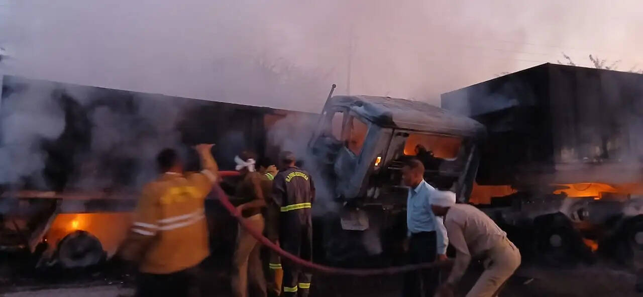 दो ट्रकों की टक्कर के बाद लगी आग, तीन लोगों की जिंदा जलकर मौत