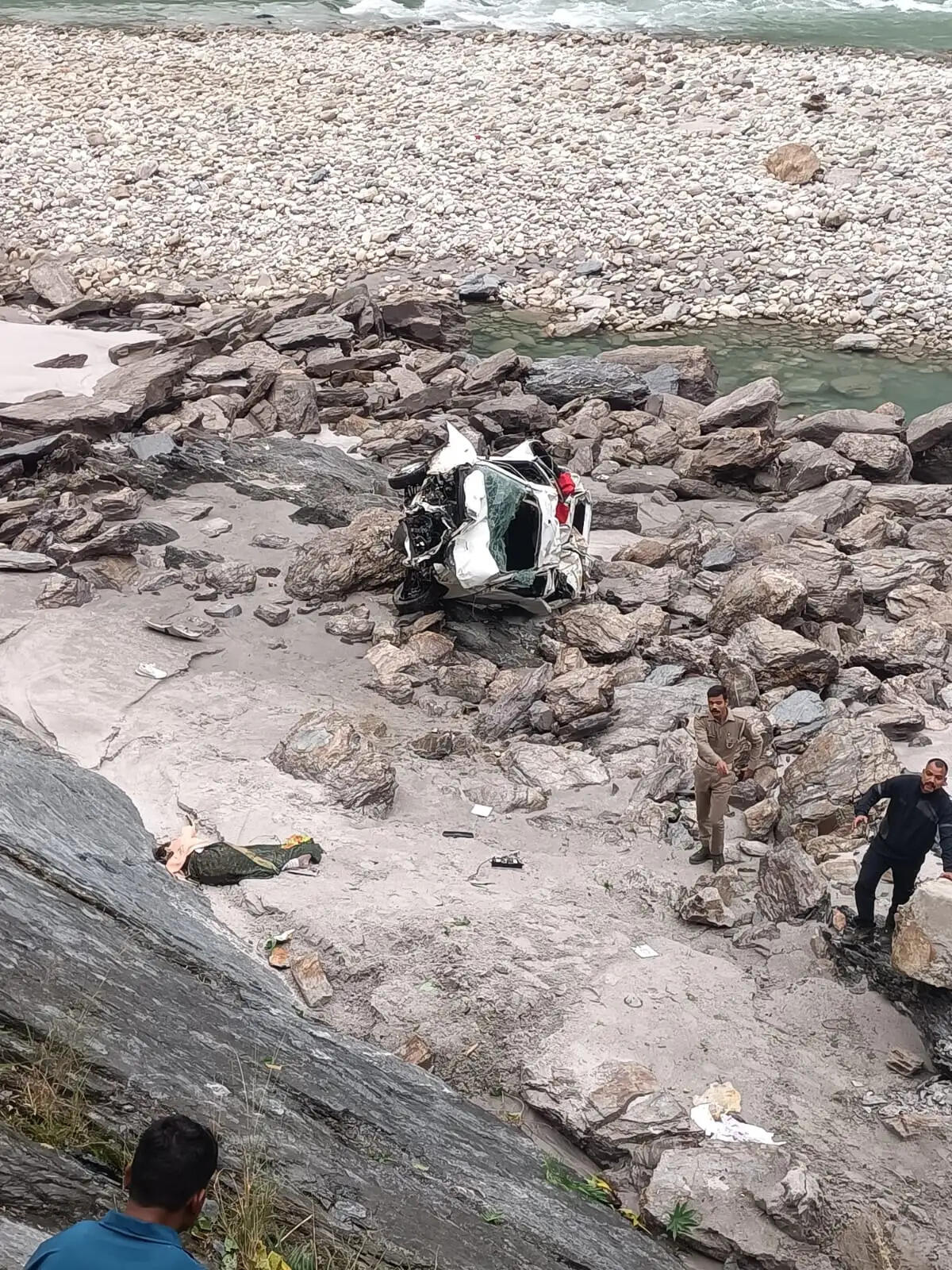 चंडीगढ़ से रुद्रप्रयाग जा रही कार के खाई में गिरने से दो लोगों की मौत