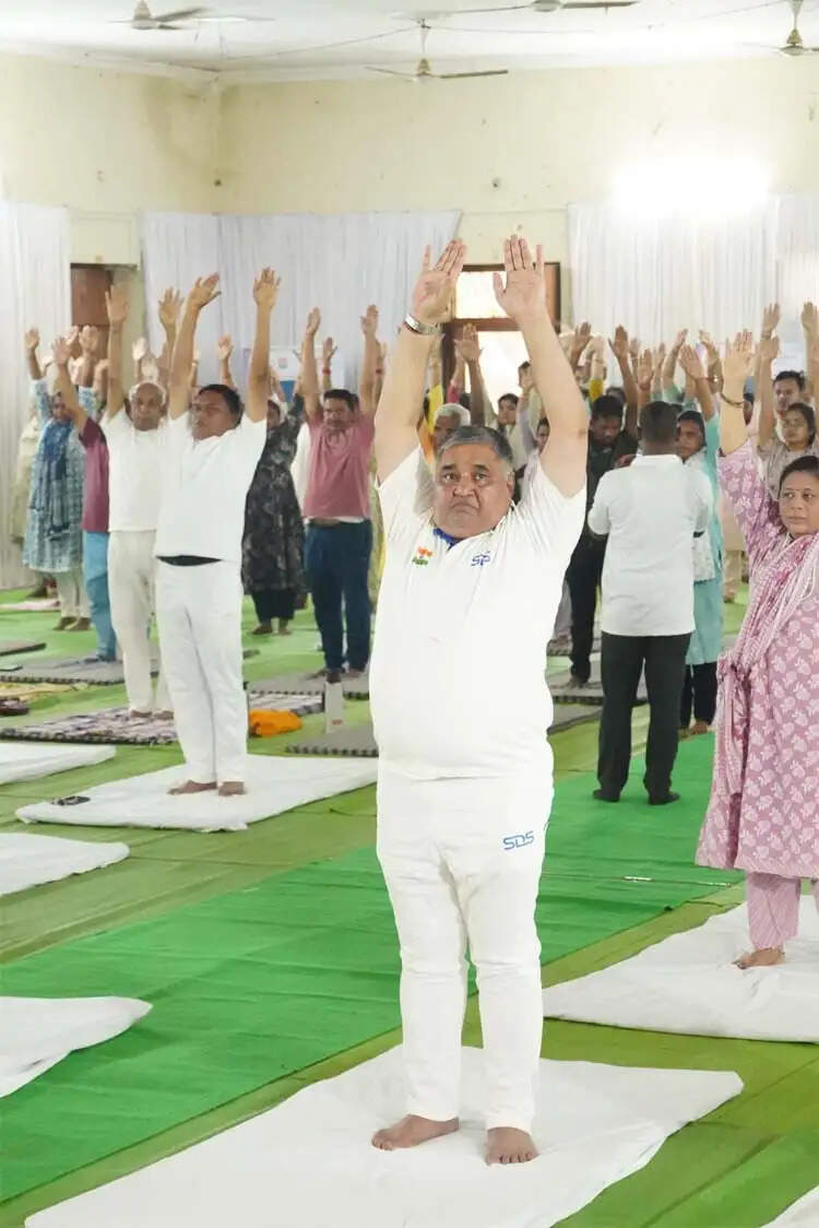 करें योग रहें निरोग : पर्यटन मंत्री राजेश अग्रवाल