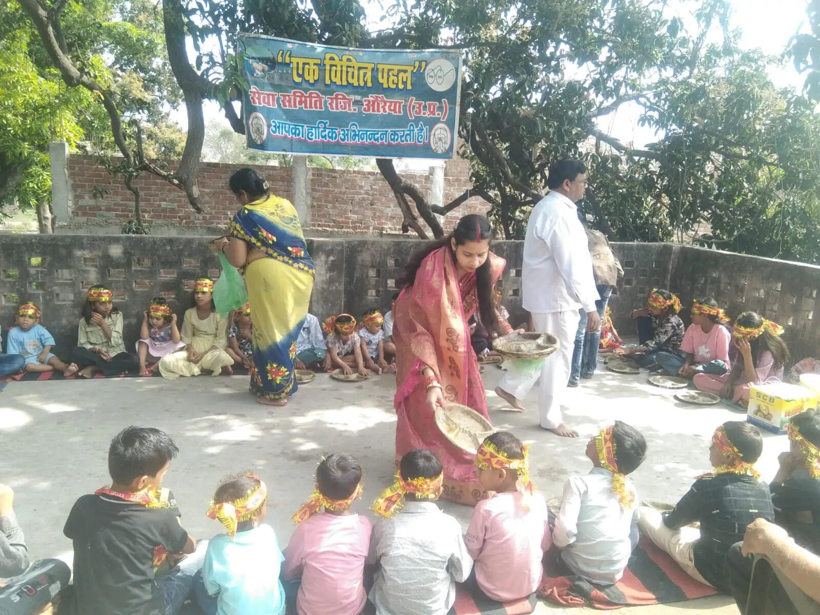चैत्र नवरात्र की नवमी पर औरैया में कन्या पूजन व भोज का आयोजन, की गई पुष्प वर्षा