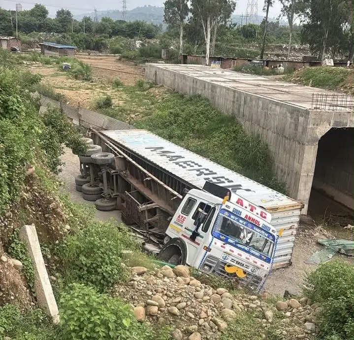 हटली रोड अंडर पास के समीप कंटेनर ट्रक पलटा, बड़ा हादसा टला