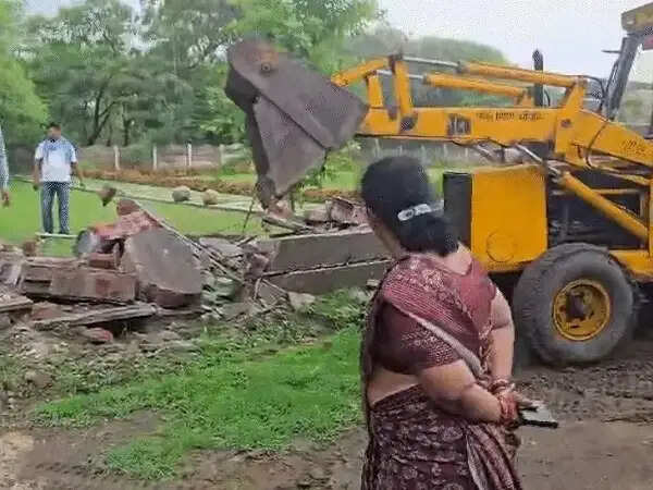 भोपाल में&nbsp;बड़े तालाब के एफटीएल&nbsp;क्षेत्र में चला बुलडोजर, फार्म हाउस-बंगलों पर कार्रवाई शुरू