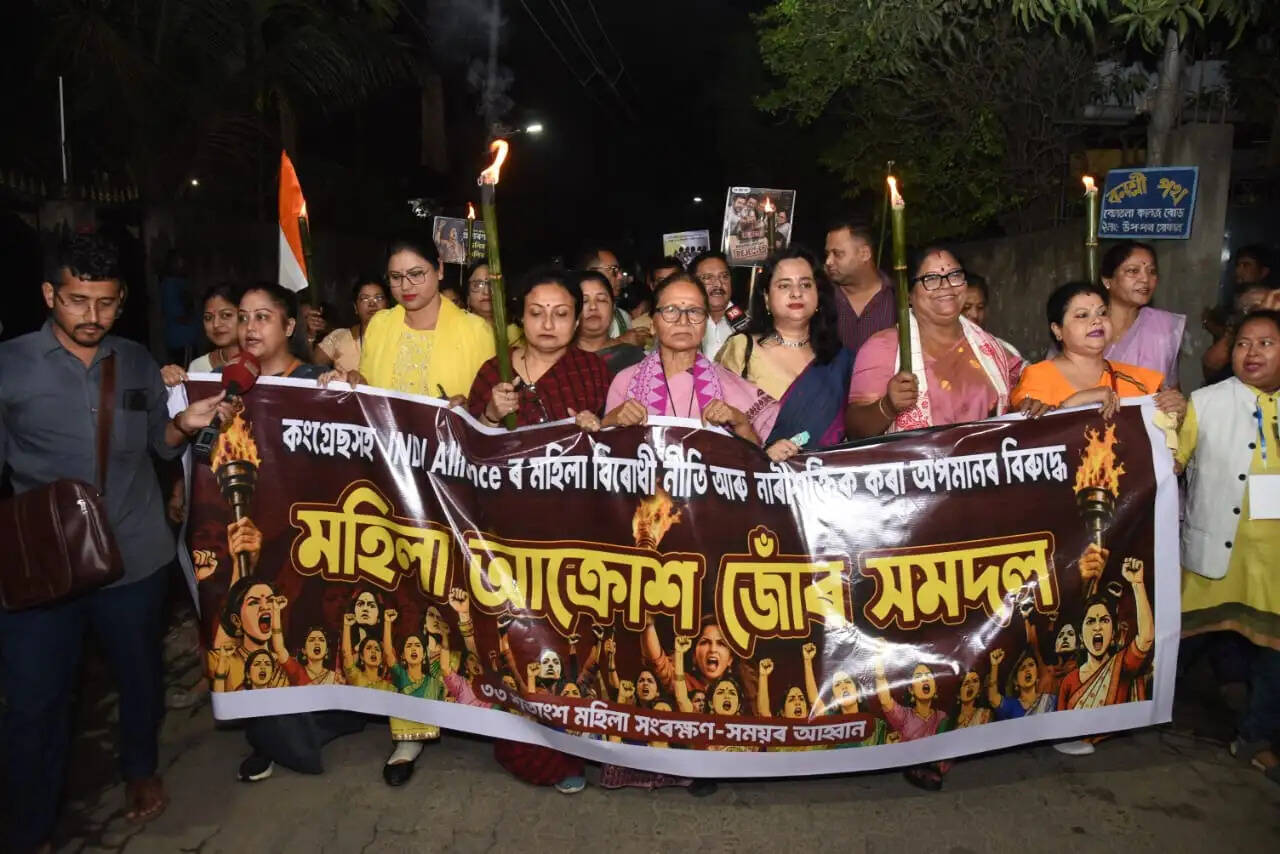 असम भाजपा महिला मोर्चा का मशाल जुलूस, 33% महिला आरक्षण पर विपक्ष के विरोध के खिलाफ प्रदर्शन