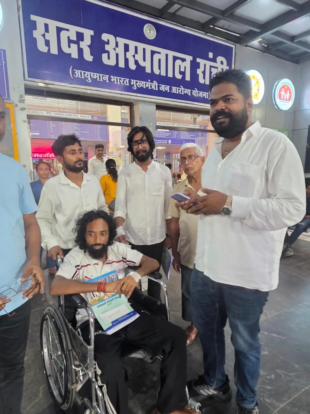 पांच दिन के उपचार के बाद सदर अस्पताल से डिस्चार्ज हुए देवेन्द्र नाथ महतो