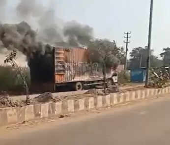 बेल्लारी में लॉरी में लगी आग, 40 दोपहिया वाहन जलकर खाक, 45 लाख का नुकसान