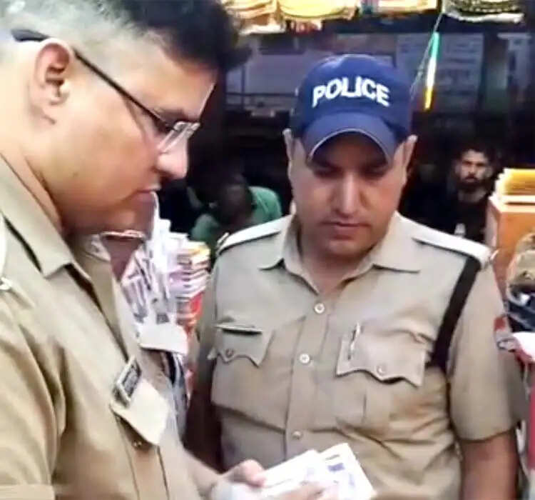 कांवड़ियों की भीड़ में नकली नोट खपाने पहुंचे शातिर! व्यापारी ने पकड़ा तो छोड़कर भागे 30 हजार के जाली नोट