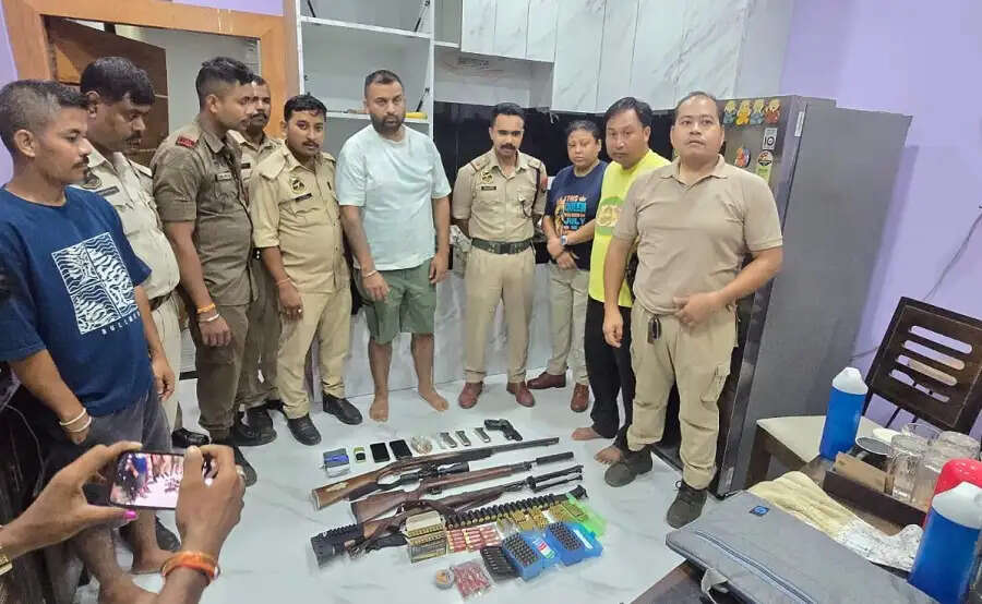 गुवाहाटी में सशस्त्र उगाही के आरोपित की गिरफ्तारी, भारी मात्रा में हथियार और कारतूस बरामद