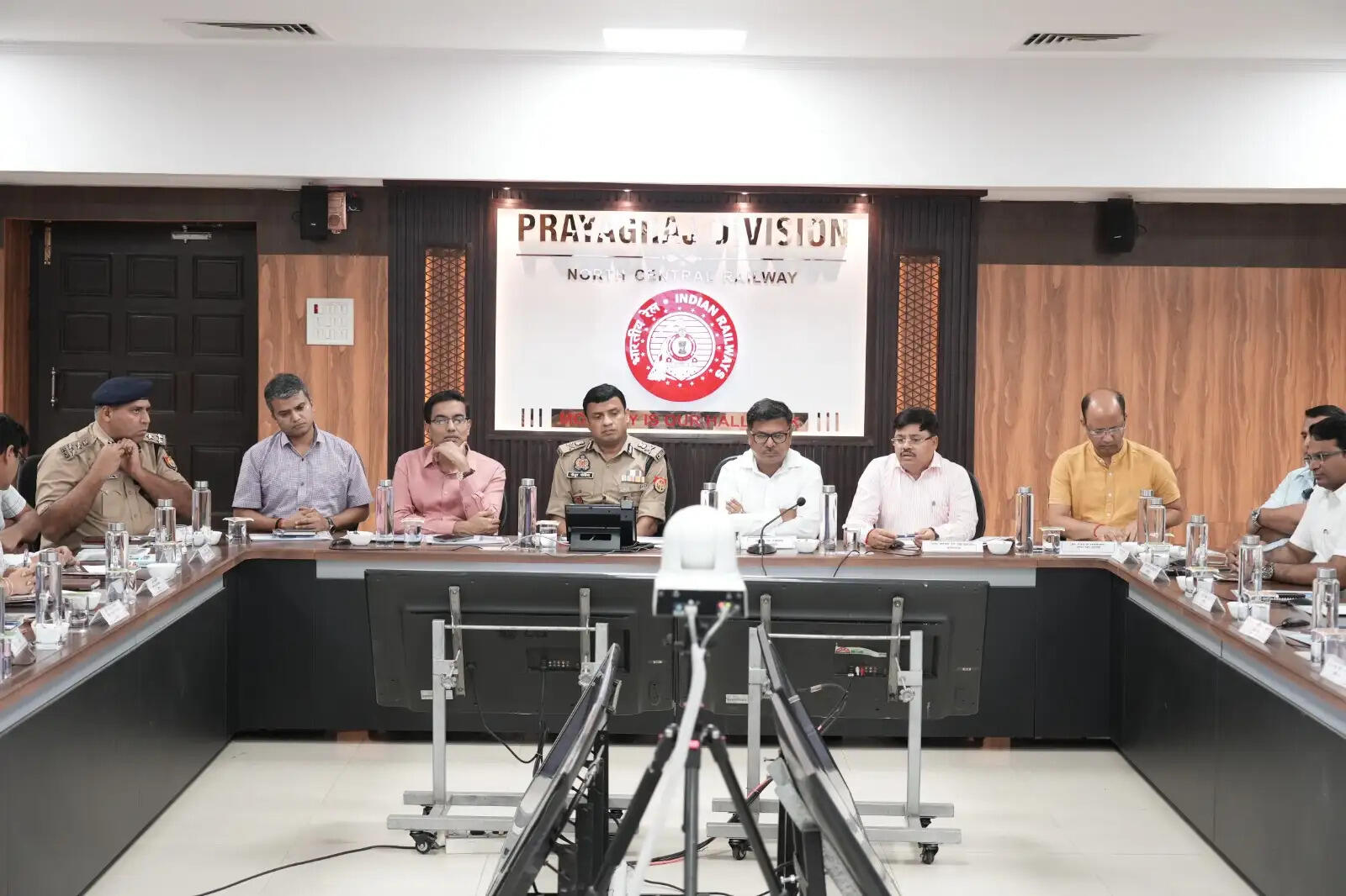 माघ मेला-2027 की तैयारियों काे लेकर रेलवे और प्रशासन की पहली समन्वय बैठक, सुविधाओं पर हुई चर्चा