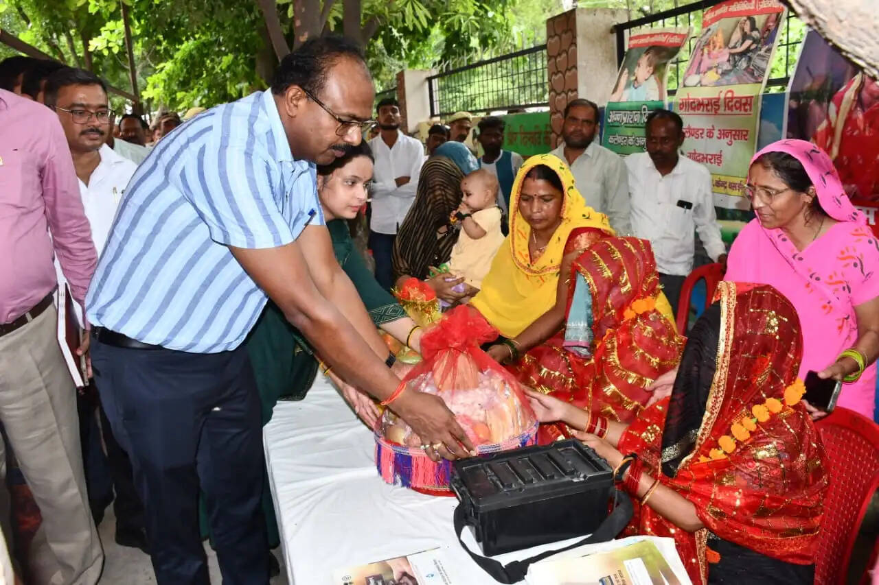 विश्वास का मंच बनी जन चौपाल, जिलाधिकारी ने सुनी समस्याएं