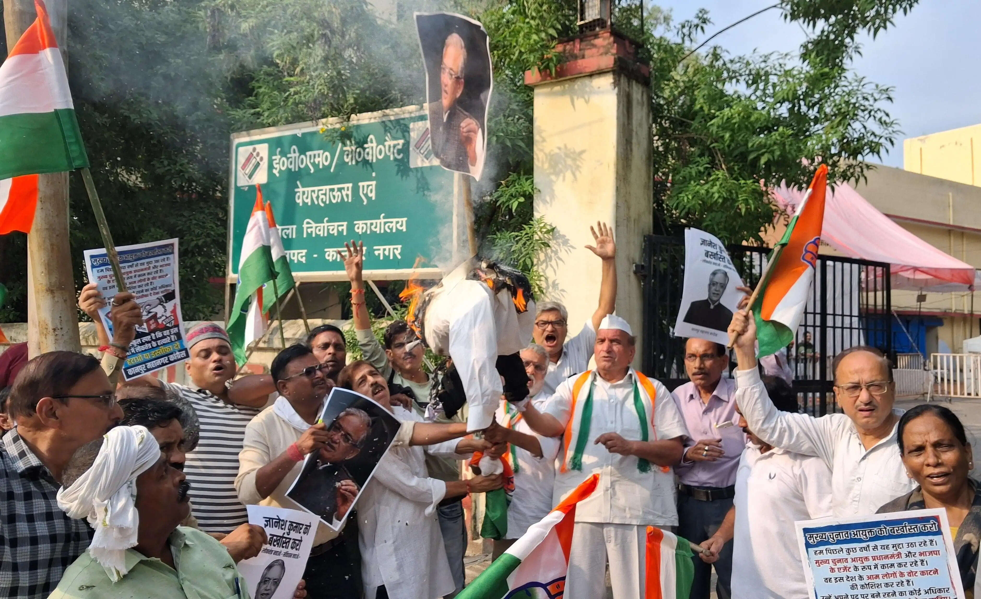 कांग्रेस-सपा ने चुनाव प्रक्रिया को लेकर जतया विरोध, कांग्रेस ने सीईसी का फूंका पुतला