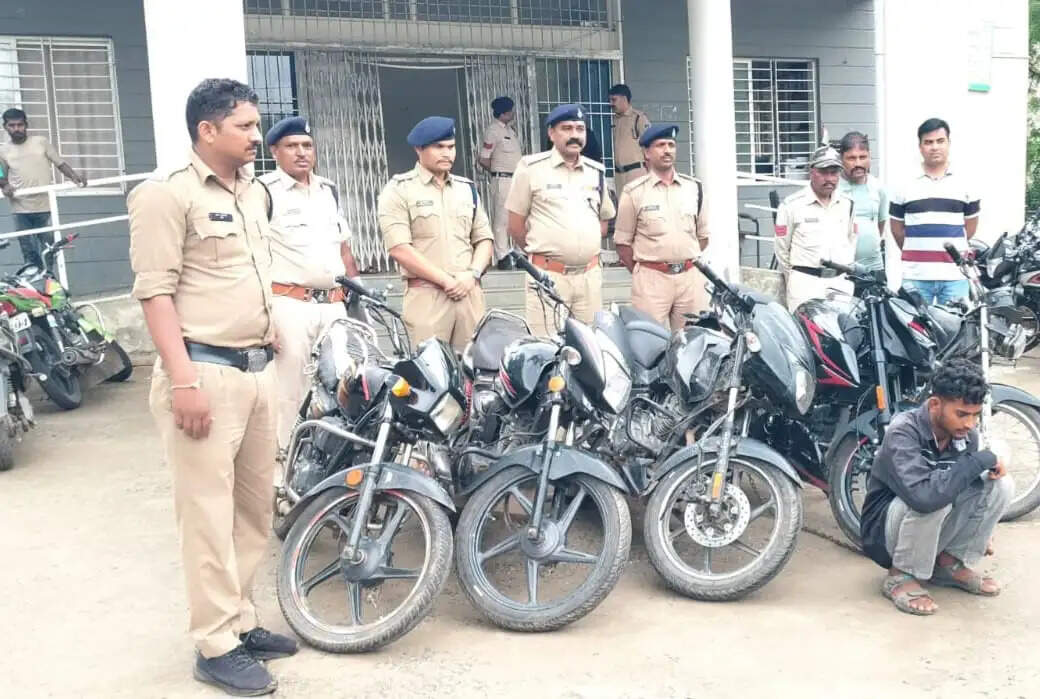 बाग पुलिस की कार्रवाई, अंतरजिला वाहन चोर गिरफ्तार; पांच चोरी की बाइक बरामद