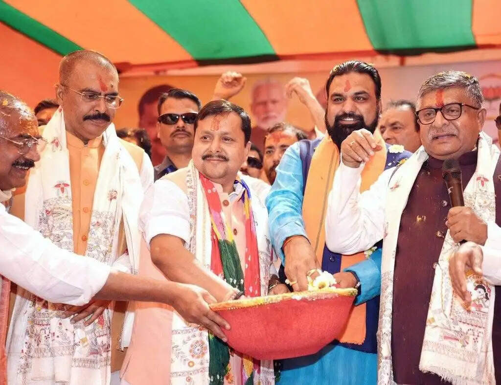 नितिन नवीन ने पटना में कार्यकर्ताओं के संग मनाई होली