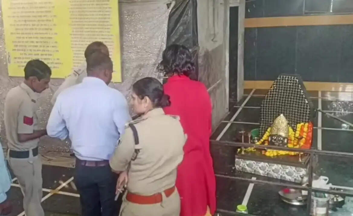 झाबुआ: बदमाशों ने शनि देव की चढौत्री पर बोला धावा: दानपेटी सहित पचास हजार ले भागे