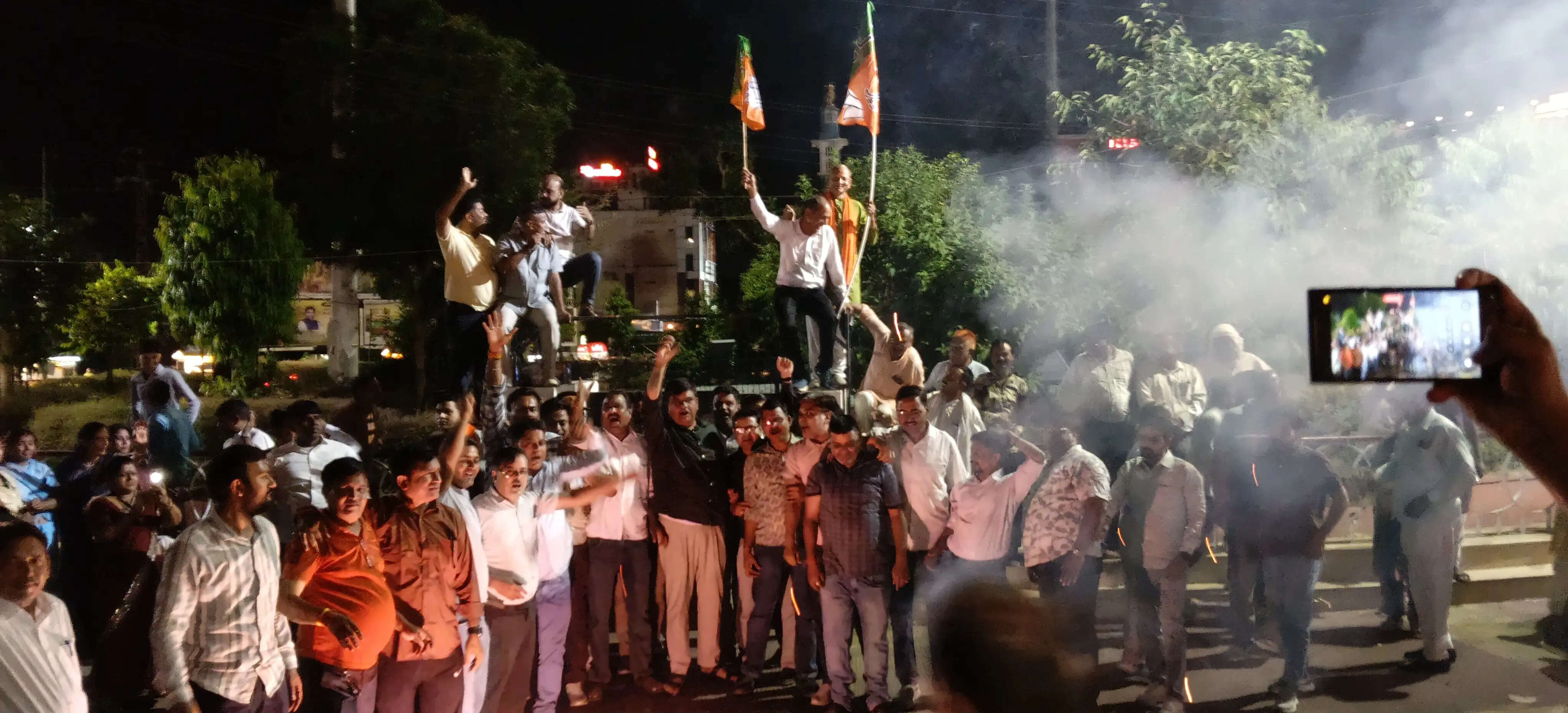 भाजपा की जीत पर अलवर में विजय उत्सव, कार्यकर्ताओं ने आतिशबाजी कर मनाई खुशी