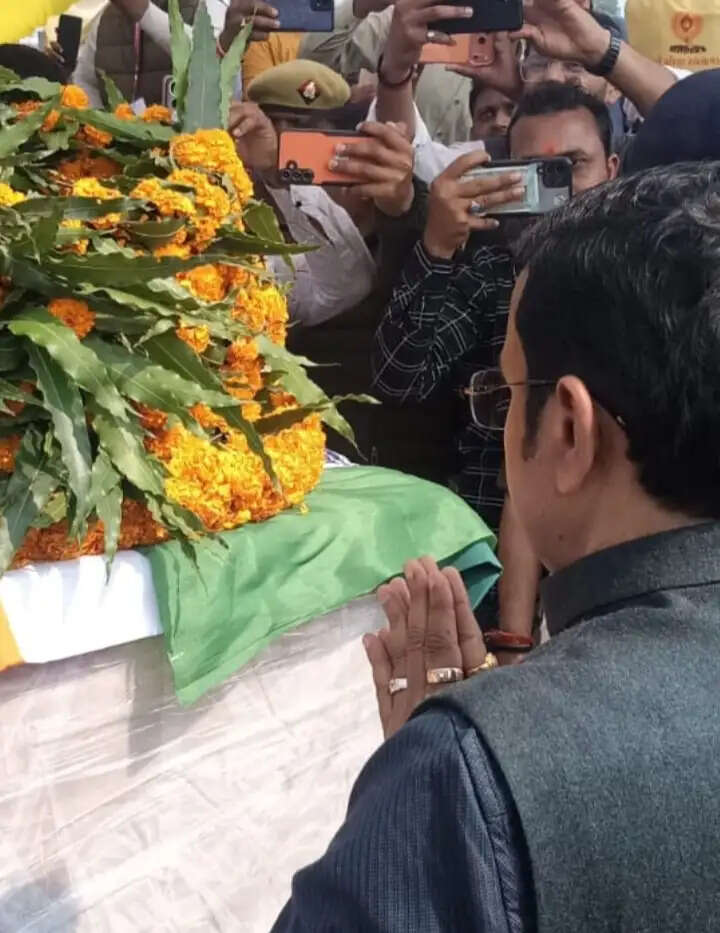 अमर शहीद धीरज गुप्ता का पार्थिव शरीर पहुंचा घर, अंतिम दर्शन को उमड़ा सैलाब