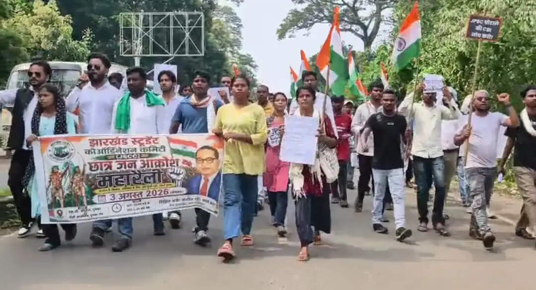 शिक्षा व्यवस्था में धांधली के विरोध में छात्रों ने शिक्षा मंत्री से मांगा इस्तीफा
