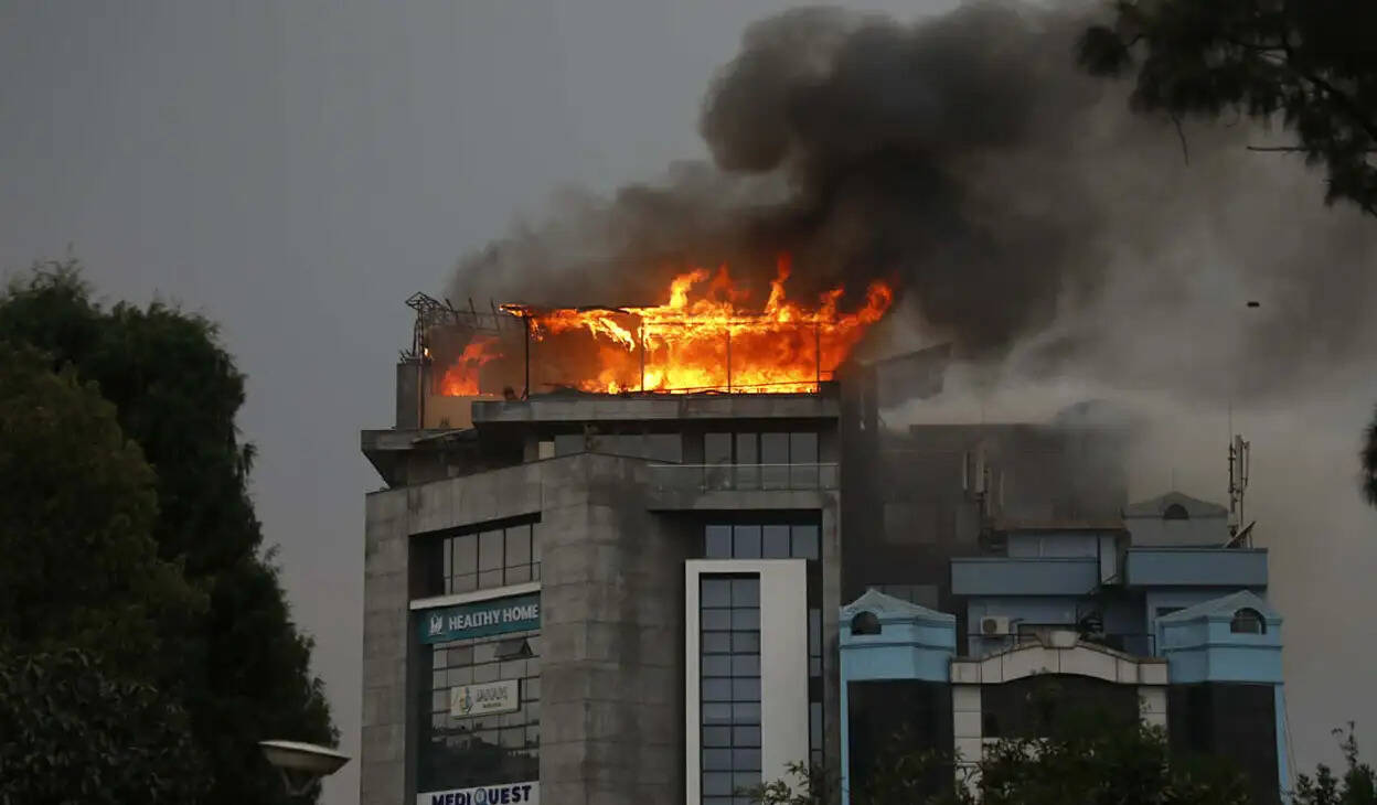 काठमांडू की बहुमंजिली इमारत का रेस्टोरेंट शॉर्ट से लगी आग में हुआ खाक